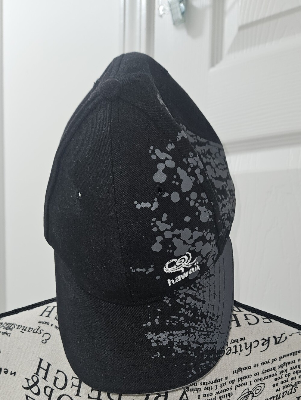 Black Hawaíii Baseball Cap with Grey Splash Graphic